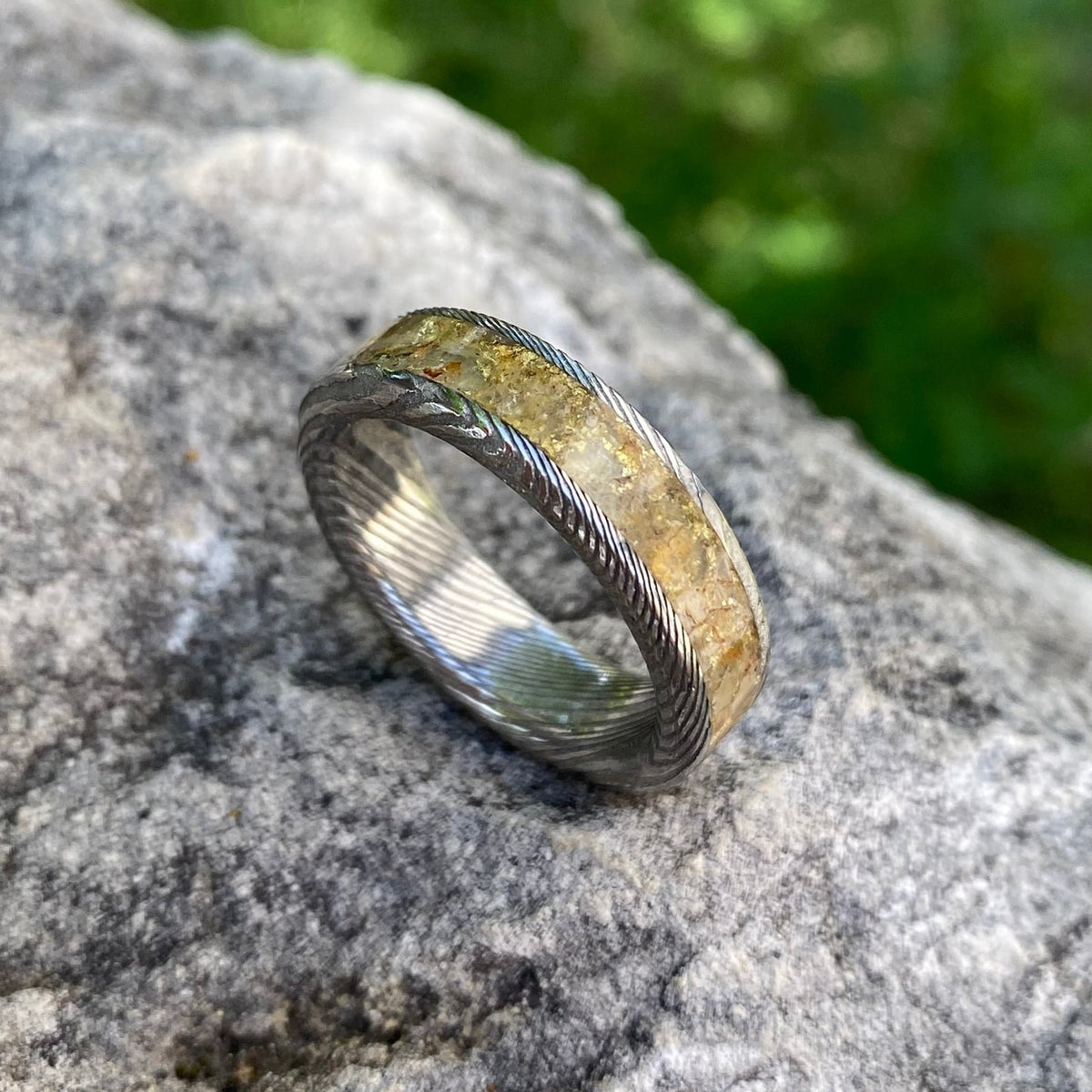 Anello di Acciaio Damasco, Ambra e Foglia d’Oro