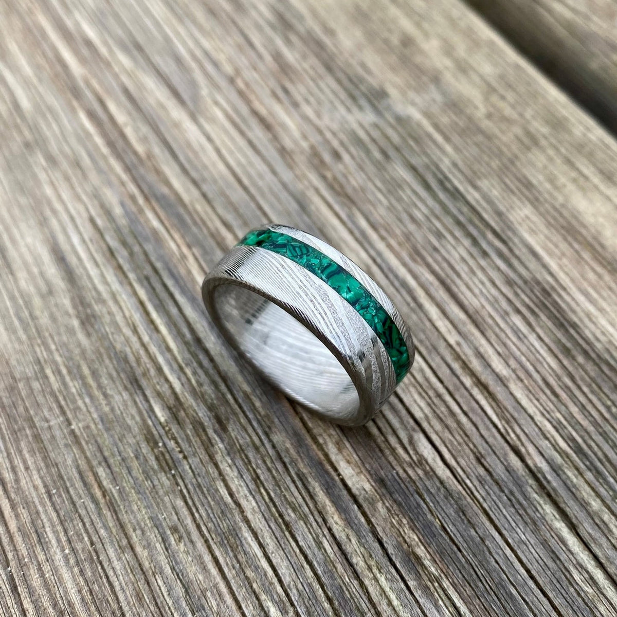 Anello di Acciaio Damasco e Malachite con intarsio laterale