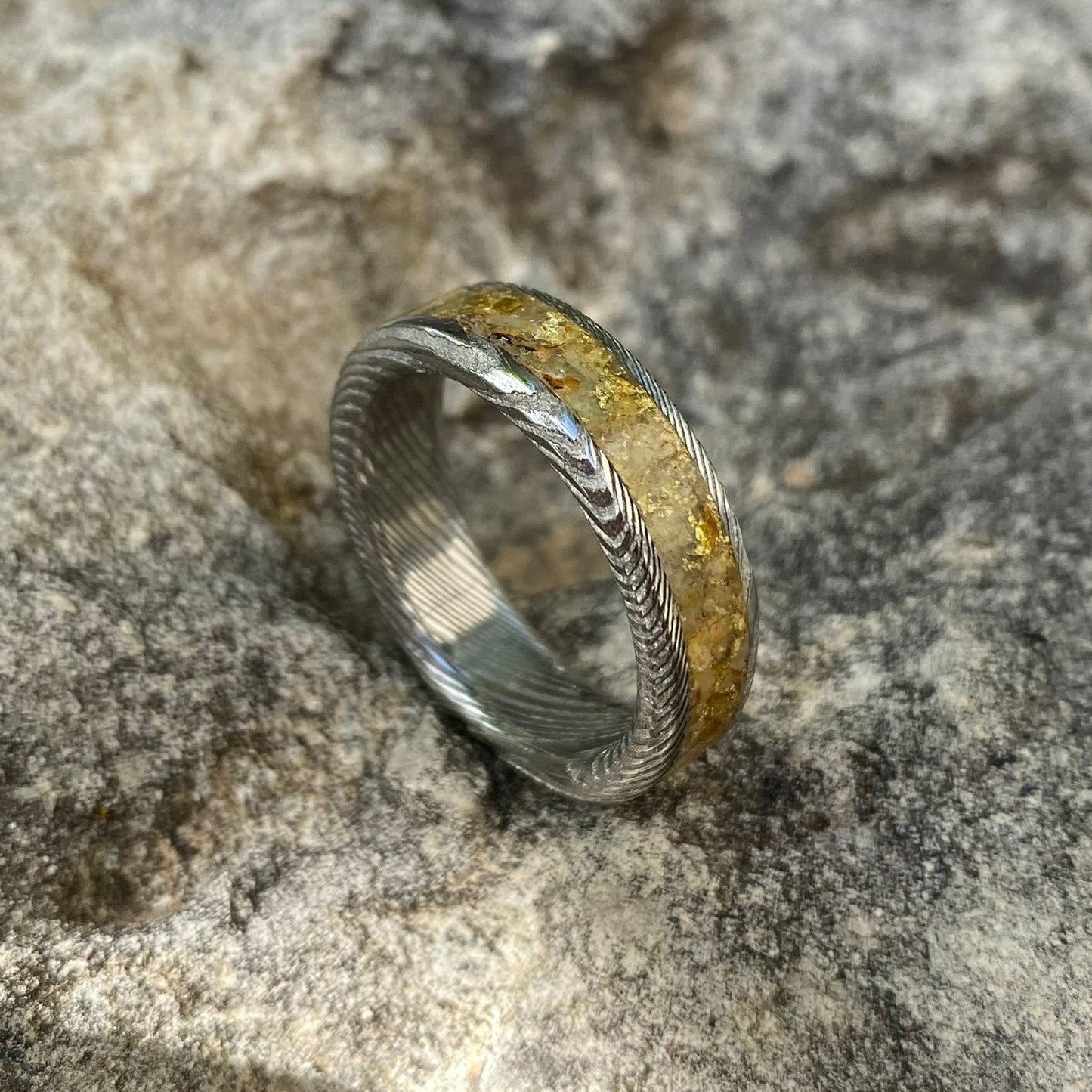 Anello di Acciaio Damasco, Ambra e Foglia d’Oro