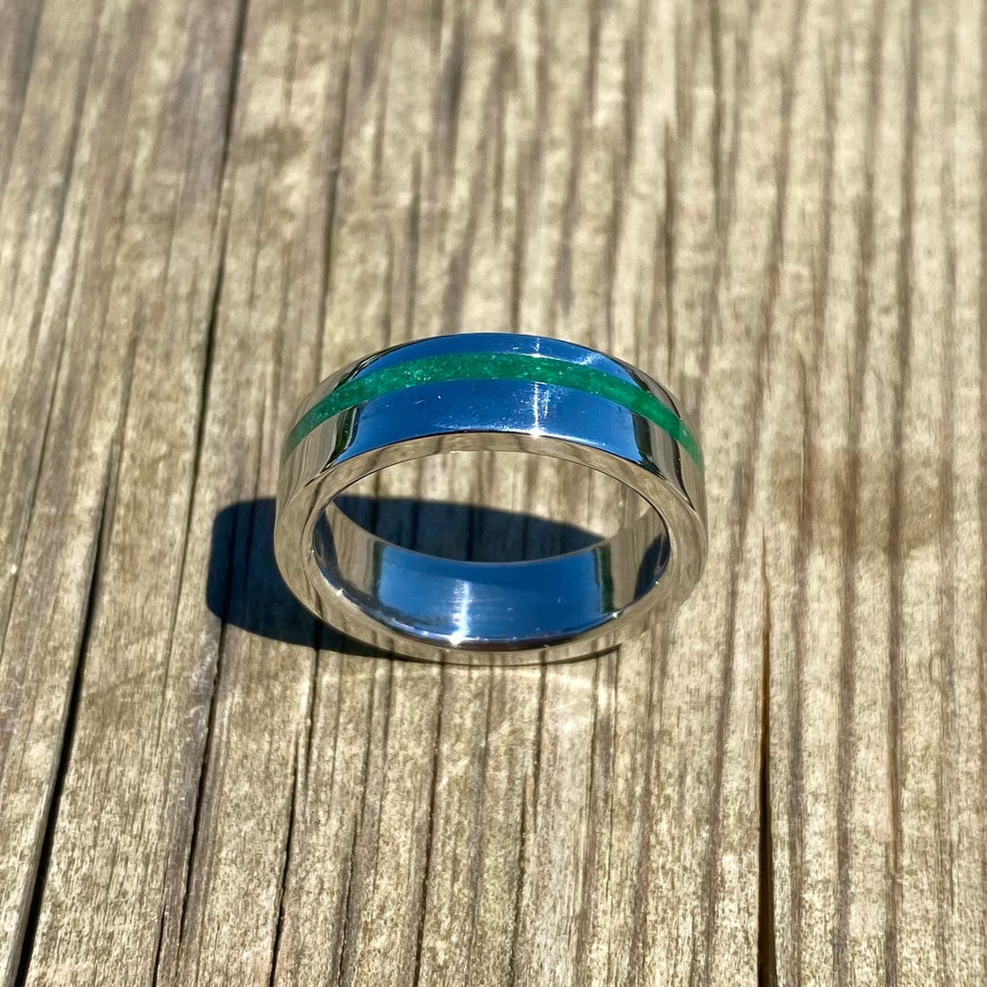 Anello di Giada Verde con intarsio laterale