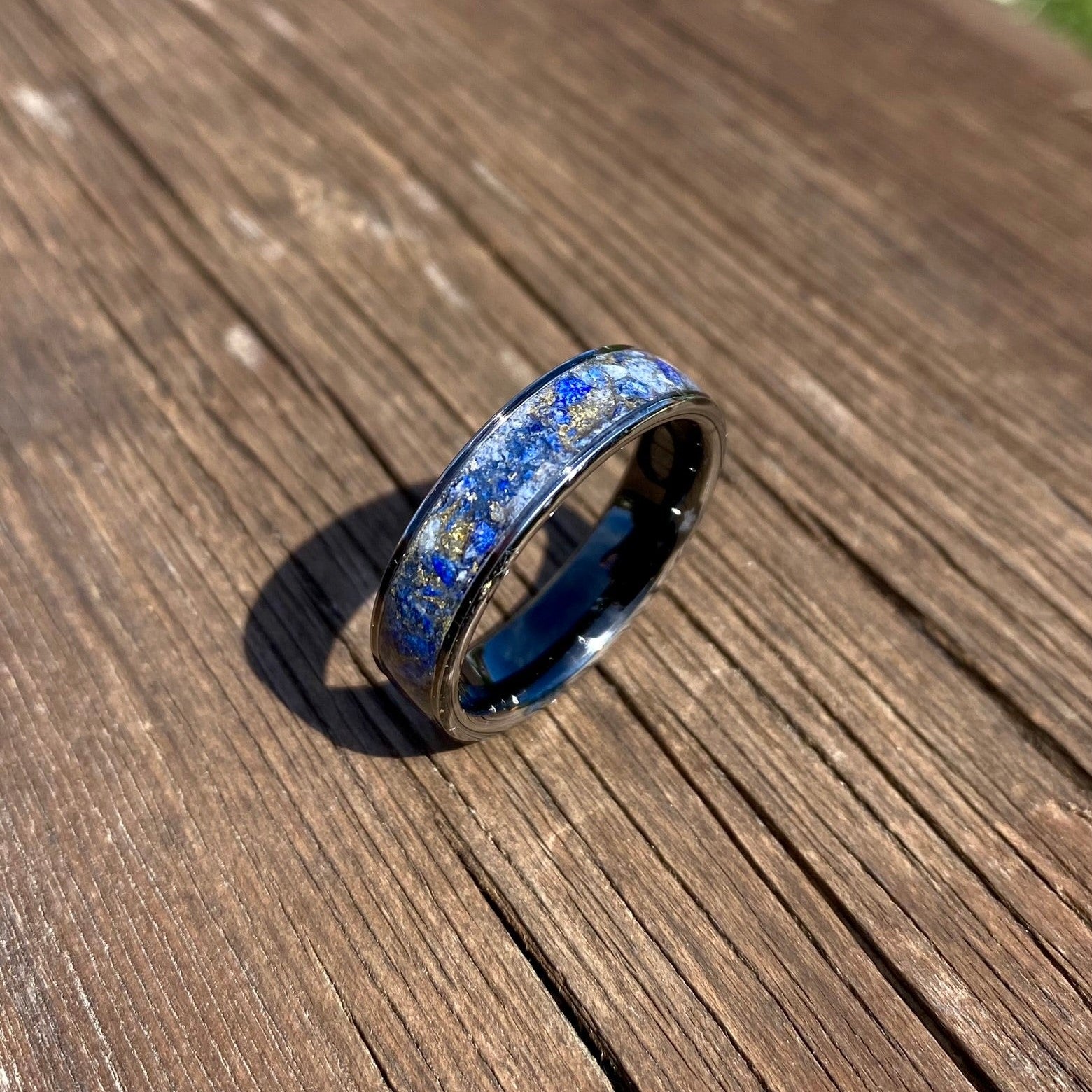 Anello di Ceramica Nera, LapisLazuli e Foglia d’Oro