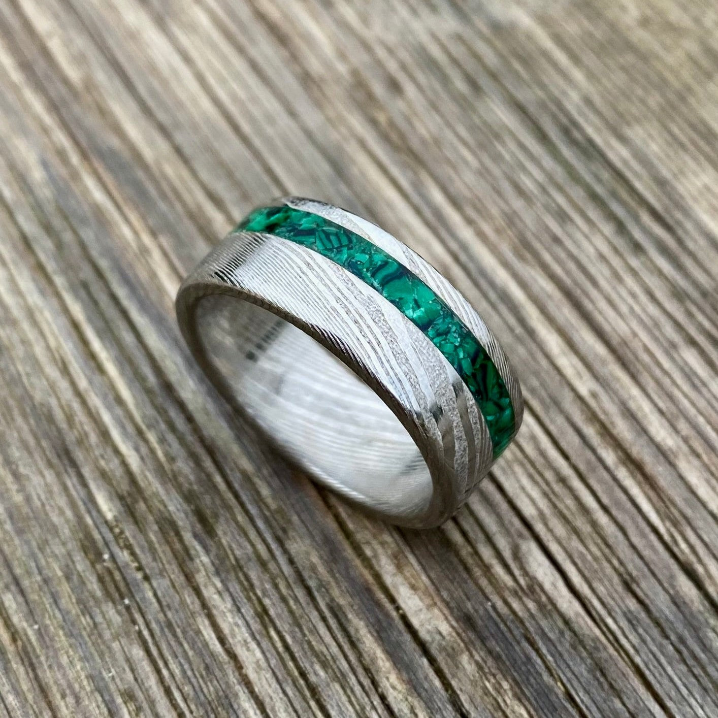 Anello di Acciaio Damasco e Malachite con intarsio laterale