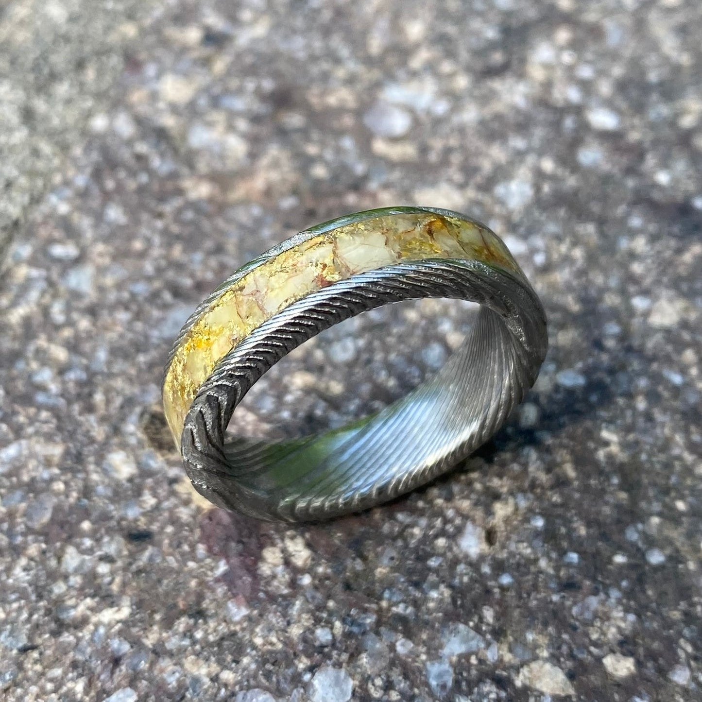 Anello di Acciaio Damasco, Ambra e Foglia d’Oro