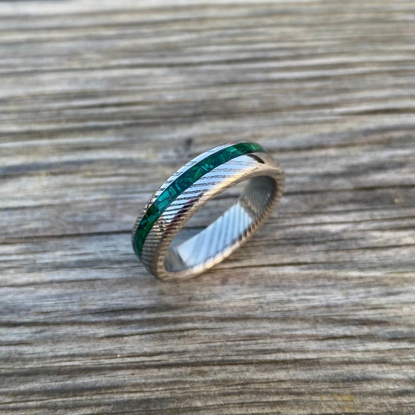 Anello di Acciaio Damasco e Malachite con intarsio laterale