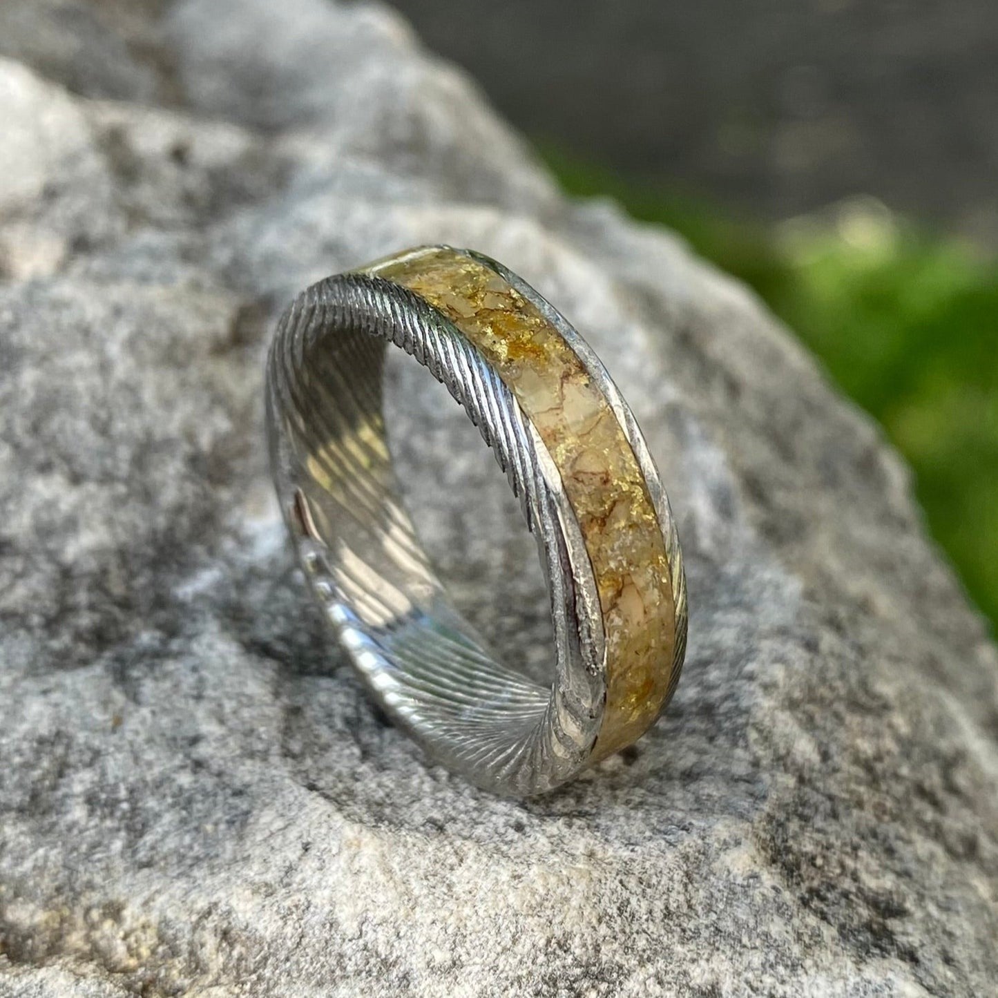 Anello di Acciaio Damasco, Ambra e Foglia d’Oro